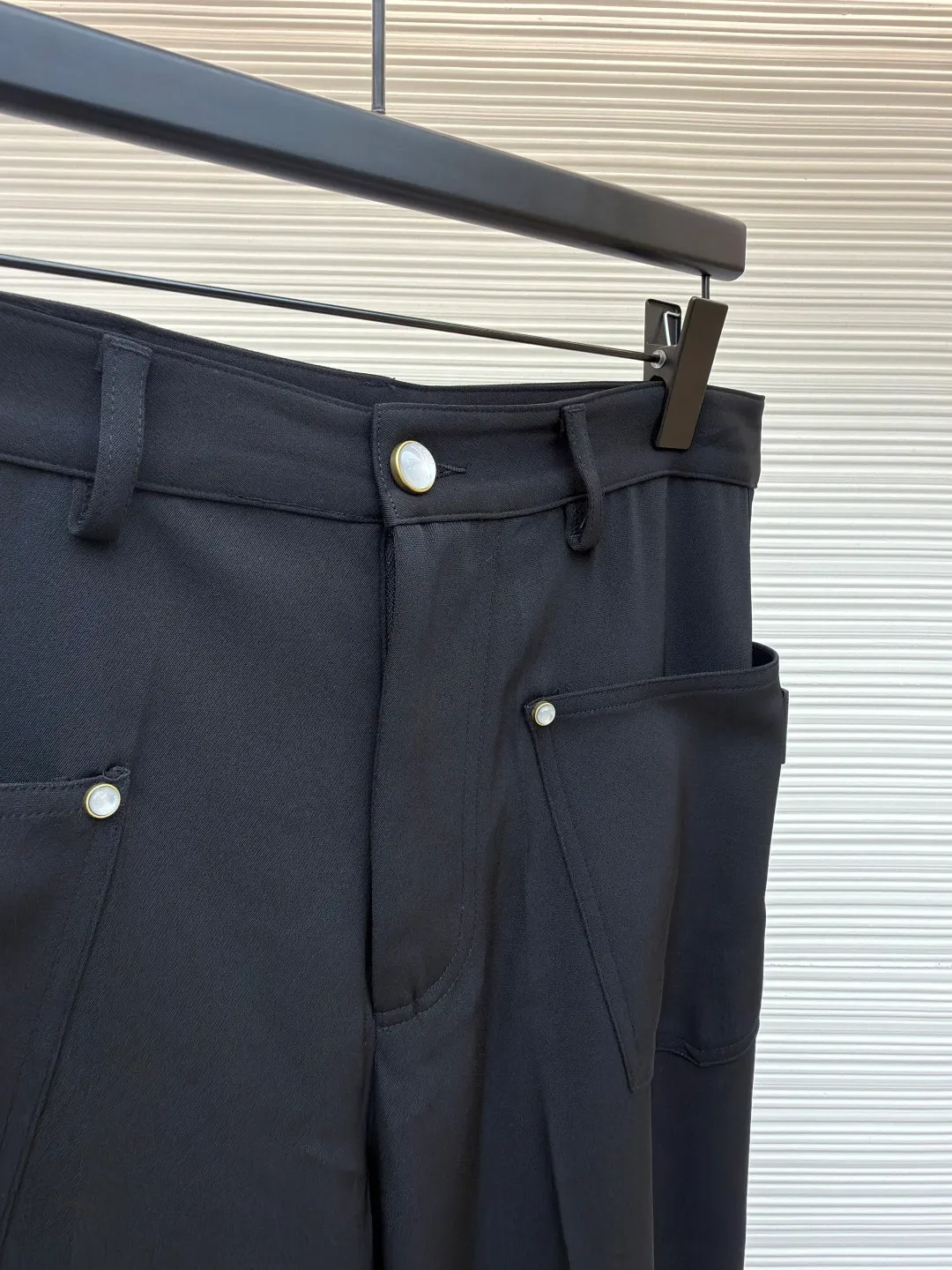 LOUIS VUITTON trousers with back earrings ●Original version: Purchased and developed for 12900 ●Item number: 1680814-A80 ●Fabric: Sheep spinning fabric ●Technology: Made on positioning cutting machine ●Version: Loose version ●Weight: about 680 grams ●Size: 46-48-50-52 ●Description: Using newly sheared sheep wool spinning and dyeing fabrics, high-speed rapier weaving in a dust-free and static-free workshop , double-sided weave, reverse satin texture, front messy texture, matching 60s cotton imitation Tencel twill lining, back pocket template motorcycle leather embossed embossed seal, 3# Swiss tooth bronze square slider, closed zipper, and the Saddle leather patch on the back pocket complement each other. The I-shaped buckle + rivets are made of bronze material with a bronze base. The molded pure natural pearl flat nails and buttons are laser-engraved in the later stage to make each one unique, and the overall vision has a halo effect. The overall wiring is straight and delicate, the fabric is comfortable and soft, and the color is consistent without color difference. It can be matched with the same style to create a fashionable look and control various occasions. Customized accessories, complete with three standards, same style for men and women!